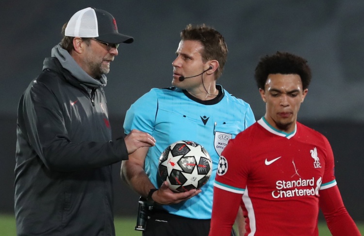 每体：德容未能参与赛前集中，能否出战本轮联赛成疑